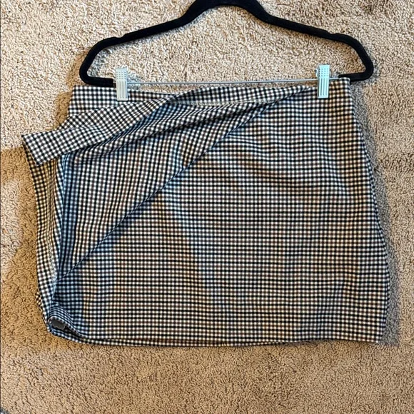 Classic Black and White Checkered Skirt - Picture 2 of 3